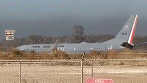 [VIDEO] Sicarios balean avión que iba a trasladar al hijo de "el Chapo"