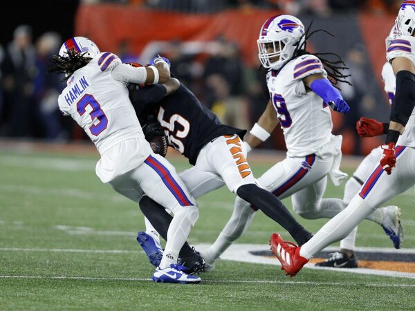 Jugador de la NFL muestra 'una mejoría notable' luego de sufrir paro cardíaco en un partido