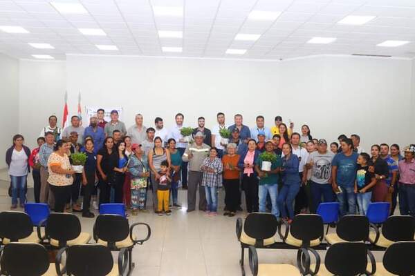 Gobernación de Amambay entregó 1.800 plantines a productores del departamento - Radio Imperio
