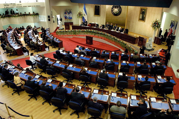 El Congreso de El Salvador ratifica tres préstamos por 475 millones de dólares con bancos - MarketData