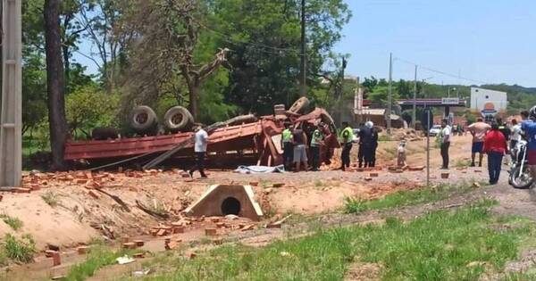 La Nación / Conductor falleció tras vuelco