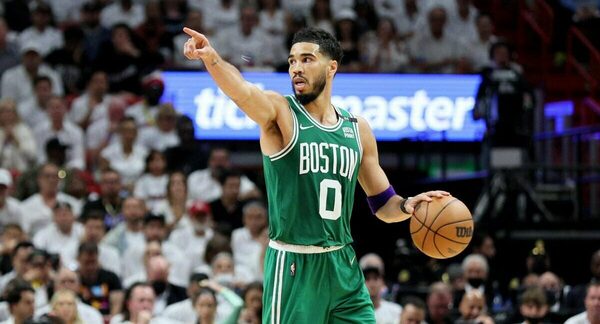 'Triple-doble' de Tatum guía a Celtics en triunfo sobre los Mavericks en la NBA