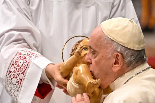 El papa alerta contra la “sedación” del consumismo en la misa de Reyes Magos - Mundo - ABC Color