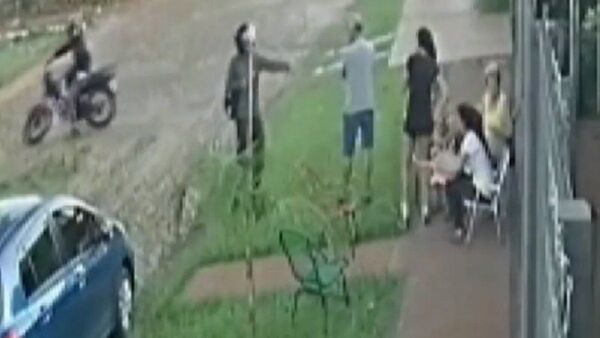 ¡De terror! Familia disfrutaba en la vereda y sufrió violento asalto