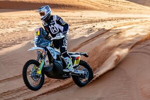 Luciano Benavides se anota la etapa 6 en motos