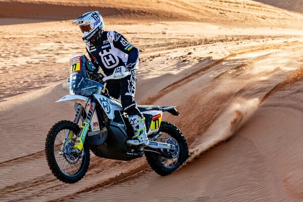 Luciano Benavides se anota la etapa 6 en motos