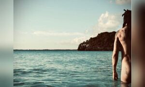 Famoso cantante muestra foto entrando al mar desnudo