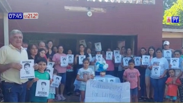 Abuelos de Fernando Báez oran por justicia en Carapeguá - Noticias Paraguay