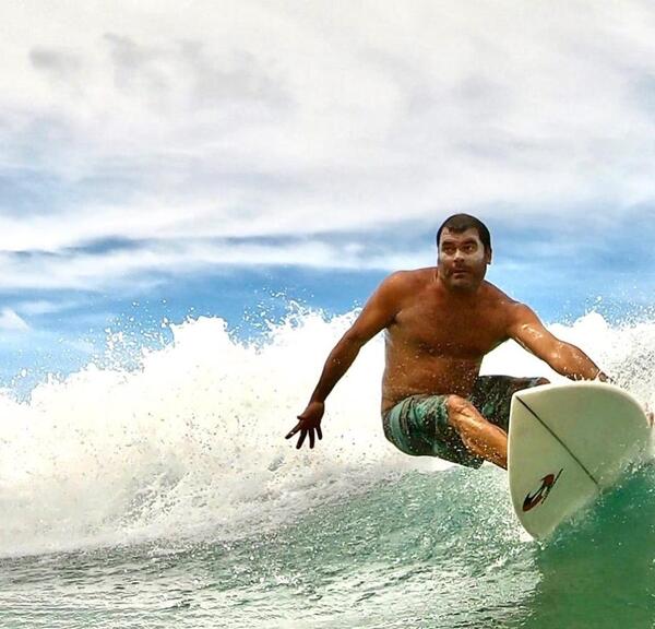 Legendario surfista brasileño muere mientras desafiaba olas gigantes en Portugal - Unicanal