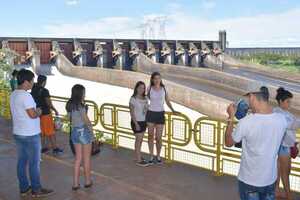 El Complejo Turístico Itaipu recibió a más de 490.000 visitantes durante el 2022 - .::Agencia IP::.
