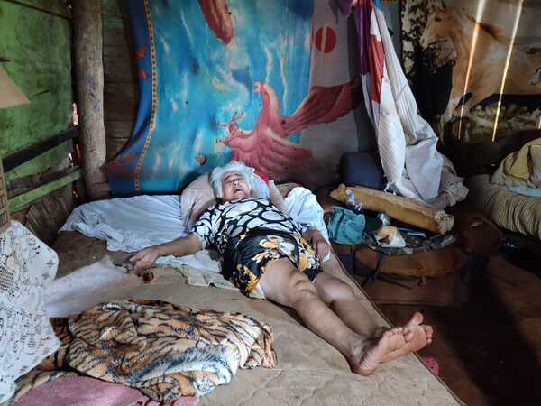 Cambyretá: Madre de 10 hijos postrada en cama y sobrevive gracias a sus vecinos