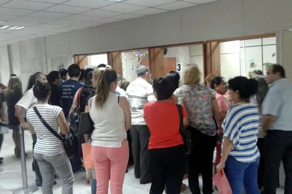 Masivo e intenso movimiento en la oficina de Legalizaciones del Poder Judicial - Nacionales - ABC Color