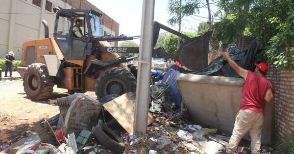 La Nación / Tras intervención de vertedero clandestino en Asunción, removieron cerca de 12.000 kilos de basura