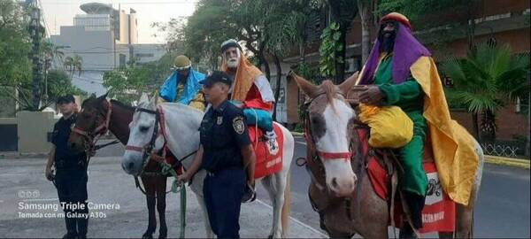 De Policías de Asunción a Reyes Magos: llevaron alegrías a peques