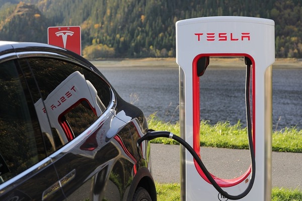 Tesla cierra el 2022 como su peor año bursátil - Revista PLUS
