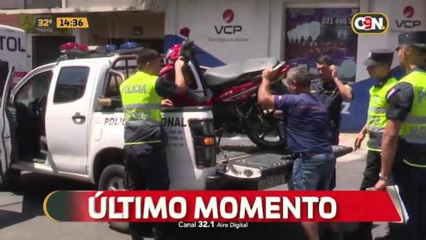 Una motociclista sufrió un grave accidente en el Microcentro de Asunción - C9N