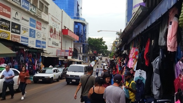 Trabajadores de la vía pública de CDE reportan buenas ventas - La Clave
