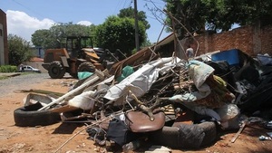 Asunción: Sacan 11 toneladas de basura de un vertedero clandestino - Noticias Paraguay