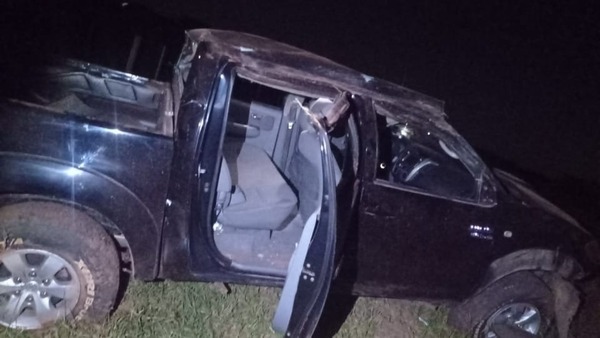Conductor muere tras vuelco de su camioneta
