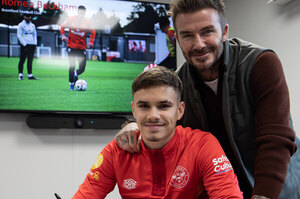 El hijo de David Beckham fue presentado en un equipo de la Premier League