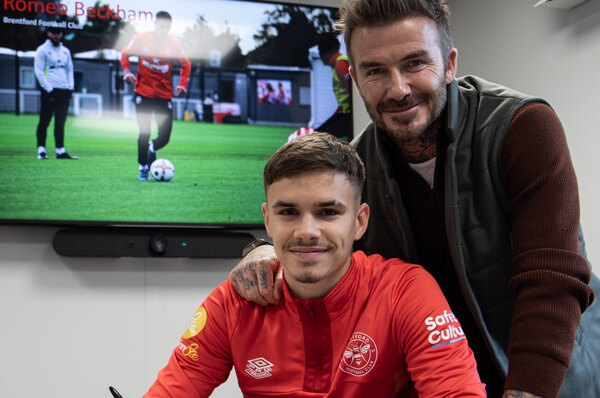 El hijo de David Beckham fue presentado en un equipo de la Premier League