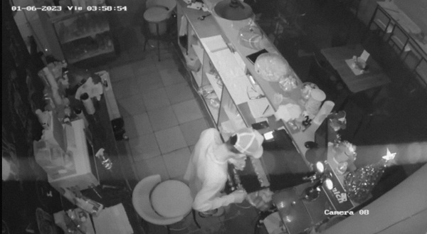Ladrón “visita” una cafetería y los propietarios denuncian inacción policial