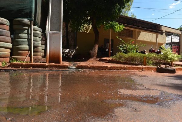 Cloaca de penitenciaría de CDE se desparrama en avenidas y un vecindario - ABC en el Este - ABC Color