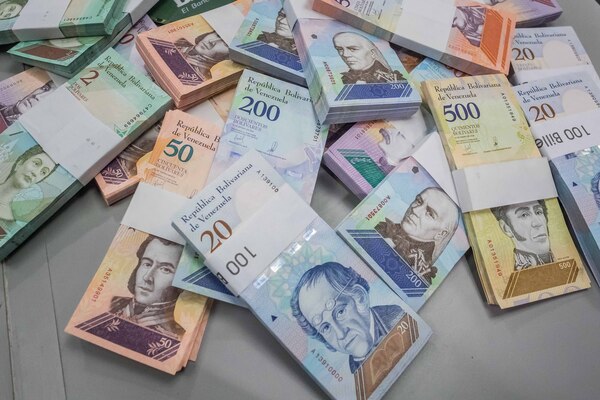 La moneda de Venezuela cae un 5 % frente al dólar en primera semana de 2023 - MarketData