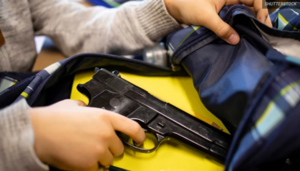 Un niño de 6 años dispara a una maestra en un aula escolar en Estados Unidos