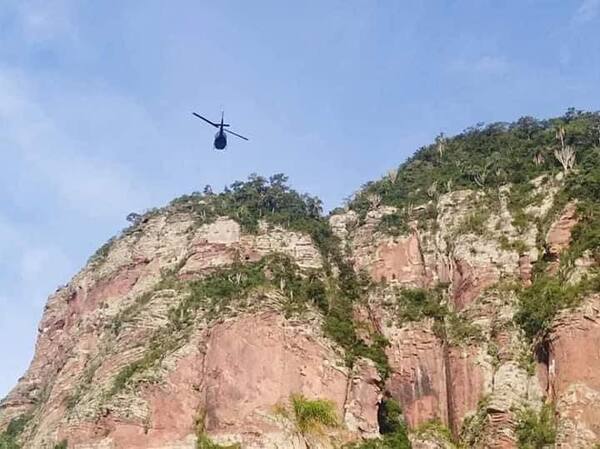 Rescatan en helicóptero a jóvenes que escalaron Cerro Memby