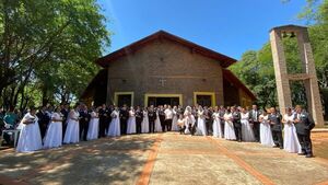 Dieron el "sí" ante Dios tras 32 años juntos, con otras 49 parejas