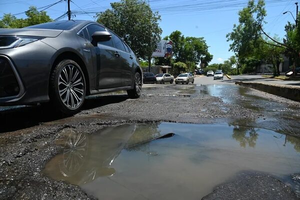 La avenida Artigas “tortura” a la ciudadanía con baches y cloacas - Nacionales - ABC Color
