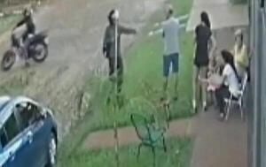 Familia con un bebé compartía en la vereda de su casa y sufrió violento asalto en Capiatá  – Prensa 5