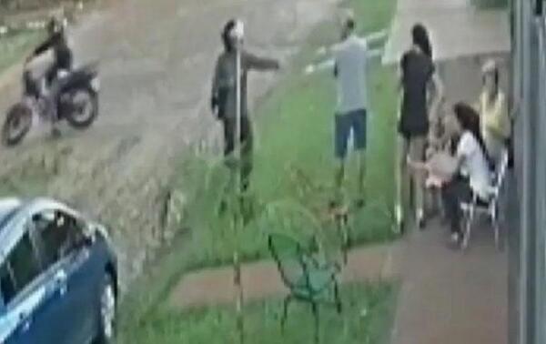 Familia con un bebé compartía en la vereda de su casa y sufrió violento asalto en Capiatá – Prensa 5