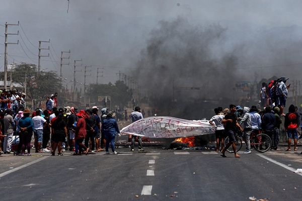 Unos 16 heridos en Perú en intento por tomar aeropuerto como protesta contra el Gobierno - .::Agencia IP::.
