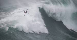 La Nación / Emoción y silencio tras el primer deceso en las olas de Nazaré