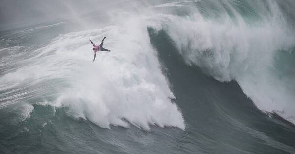 La Nación / Emoción y silencio tras el primer deceso en las olas de Nazaré