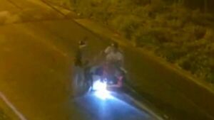 Atacan a una motociclista en movimiento para robarle su biciclo