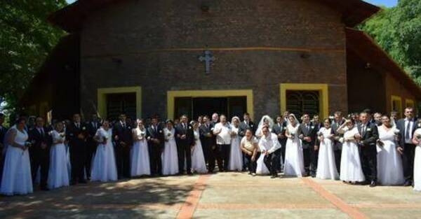 Unas 50 parejas se dieron el "sí quiero" en una boda comunitaria