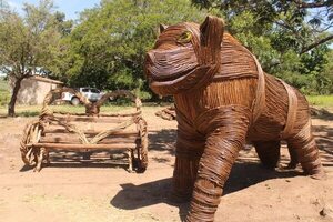 Gigantes figuras de ysypo sorprenden a los turistas de Tobatí - Viajes - ABC Color