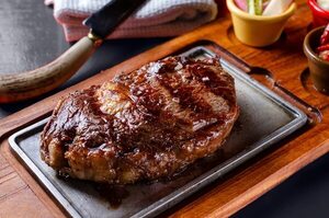 Bife de chorizo con papas rústicas para un fin de semana a puro sabor - Gastronomía - ABC Color