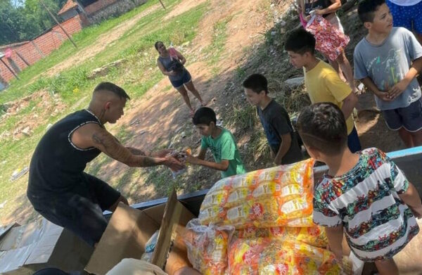 Derlis González de “Rey Mago”, gesto que llenó el corazón de niños