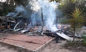Precaria vivienda de anciana fue consumida por el fuego