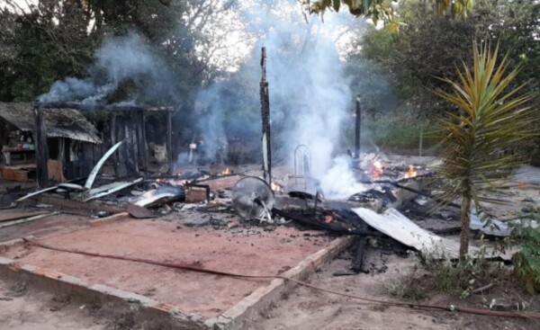Precaria vivienda de anciana fue consumida por el fuego