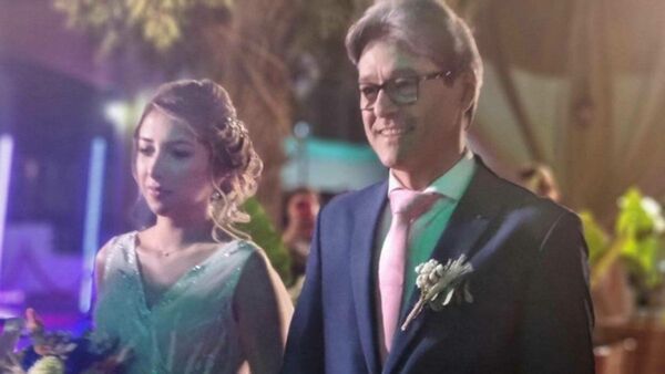 Cañean a nueva esposa de Camilo Soares por llegar "tova puku" al altar