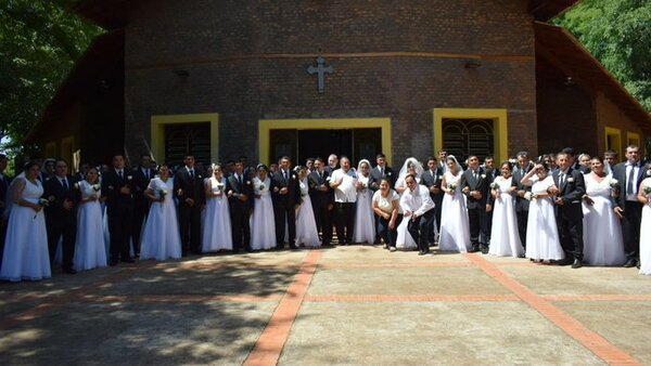 Caazapá: 50 parejas dieron el sí en boda comunitaria