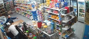 Con arma de fuego en mano asaltan una estación de servicios