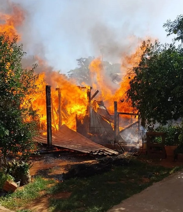 Vivienda en San Lorenzo consumida por incendio | 1000 Noticias