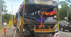 La Nación / Un automóvil y un colectivo protagonizaron grave percance sobre la Ruta Luque-San Ber