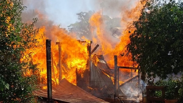 Incendio destruyó una vivienda en San Lorenzo - Noticias Paraguay